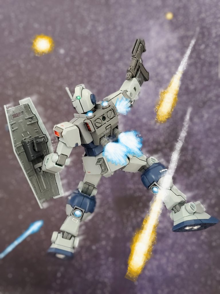 特に『ジム強化試作機』の機動性能は前期型の比ではなかった❗バックパックはビームサーベル基部を排しサイドスラスター、上部補助バーニアを加えたマルチ型ブースターへ変更🎒💨これにより高い回避能力を獲得していた😔✨また、生産された3機の試作機は、マチルダ隊が『ホワイトベース』より持ち帰った『ガンダム2号機』の戦闘データをOSに落とし込んだ初の機体であった…🌠こうして各機体から良好な実戦データを得られたMS開発部は、熟練パイロット向けの機体RGM-79SC『ジムスナイパーカスタム』の開発に短期間でこぎ着けたのである😌🎶