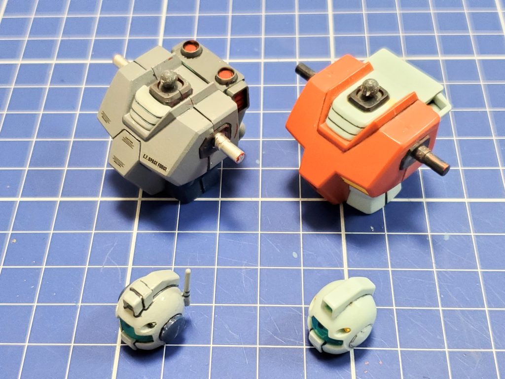 そして見えにくい改修ポイント~🎵常々、ジムの首回りがマフラー巻いたみたいにピッチリしていて、アゴ引けないわ首傾かないわ~💦と悩んでいました😔💦そこで今回は『首回り改修作戦』を思い付き実行~💡✨首回りパーツの前面だけで左右と後ろ部分は排除しました✂️そして残った前部分のアゴが当たる部分をヤスリで削り、違和感ない程度に薄くしました😎✨これによりアゴ引ける🎵首左右に傾けられる🎵顔を上げる事も出来るようになりバンバンザイ🙌🎊