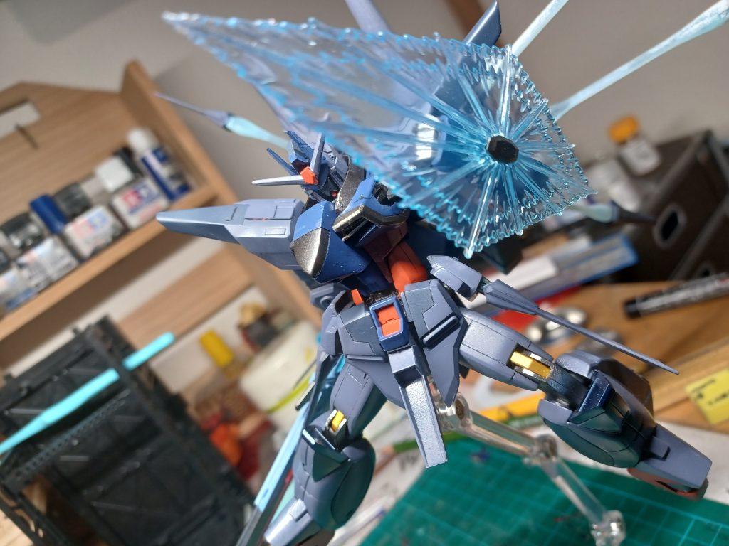 ビームシールドを構えて。レジェンドは個人的にseed作品の中で一番好きな機体だから、映画出て欲しかった。