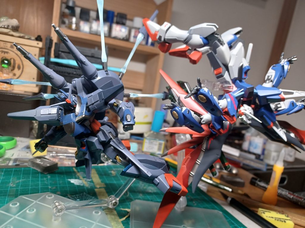 ここから先はデスティニーとのポージングです。ビームライフルはどうしたかって?(気づいたらなくなっていました。悲しい。)このポージングの元はメタルビルドのストフリとデスティニーのやつです。