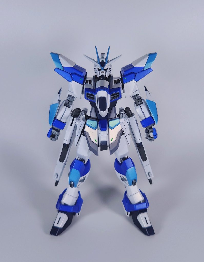 そんな具合で作りながら温めていた妄想を並べさせていただきました。制作については本体の大部分は面出しと一部シャープ化を行った程度です。 塗装は下地白の上からパール→クリアのなんちゃってキャンディ塗装からの半ツヤコートしています。…が、白面以外はほとんどパールが意味を成していませんね。水色部分は若干下地の金パールが見える程度。フレーム部分はGXアイスシルバーを使っています。