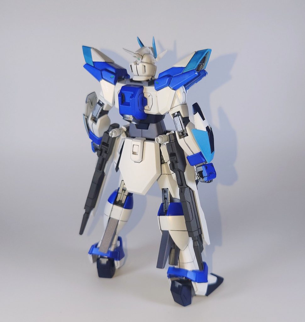 ZGMF-238/R ストライクフリーダムレプリカ 「ヴィドフニル」ファクトリーにてストライクフリーダムの改修と新装備の技術研究・試験用に製造されたレプリカ機。本機の大部分はストライクフリーダム用に製造され基準を満たさなかったB級部品で構成されている。動力も通称のMS用バッテリーとなっているため、電力消費の問題からビームシールドを含む固定武装の大部分が廃され、フレームもPS装甲材が用いられてはいるものの送電はカットされている。このため原型機に由来する高い機動性は健在であるものの、部品精度の低下や強度不足、関節部のPS装甲への送電のカットにより最大稼働時には自壊の恐れがあり、OSによるデチューニングを施して尚非常にピーキーな機体となっている。コクピット周りは腹部武装を廃した事で余裕が出来たこともあり、リアルタイムな解析と情報補正・機体制御の分担も兼ねて複座式コクピットを採用している。