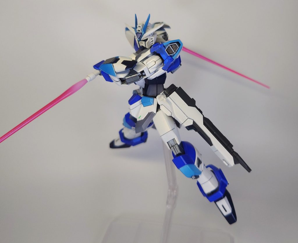 サイドアーマーはEGビルドストライクエクシードギャラクシーのものを加工。サーベルとライフルのラックになるようにしています。マイフリのサイドアーマーとボールジョインの軸径が異なるのでプラバンで調整。