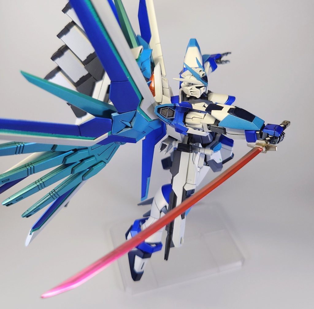 ビーム対艦刀 ブロッサムルージュアカツキのヤタノカガミの技術を応用し、刀身部分に薄いビームの膜を形成する事で対ビーム・対物理装甲両者に対応した武装。使用時に刀身が紅く輝く。外観上は刀剣型の物理兵装だが、インパルス等に装備されるエクスカリバーレーザー対艦刀から派生した武装である。エクスカリバーと同等の攻撃能力を持ちなからも小型化による取り回しの良さと高いエネルギー効率を誇るが、ヤタノカガミ自体が未だ高コストである事と構造的な問題よる耐久性の低さ、そしてファウンデーションで実用化が進むFT装甲などの新技術によりビーム兵器の有用性が今後失われていく懸念などか重なり、試作品がいくつか作成されるのみとなった。