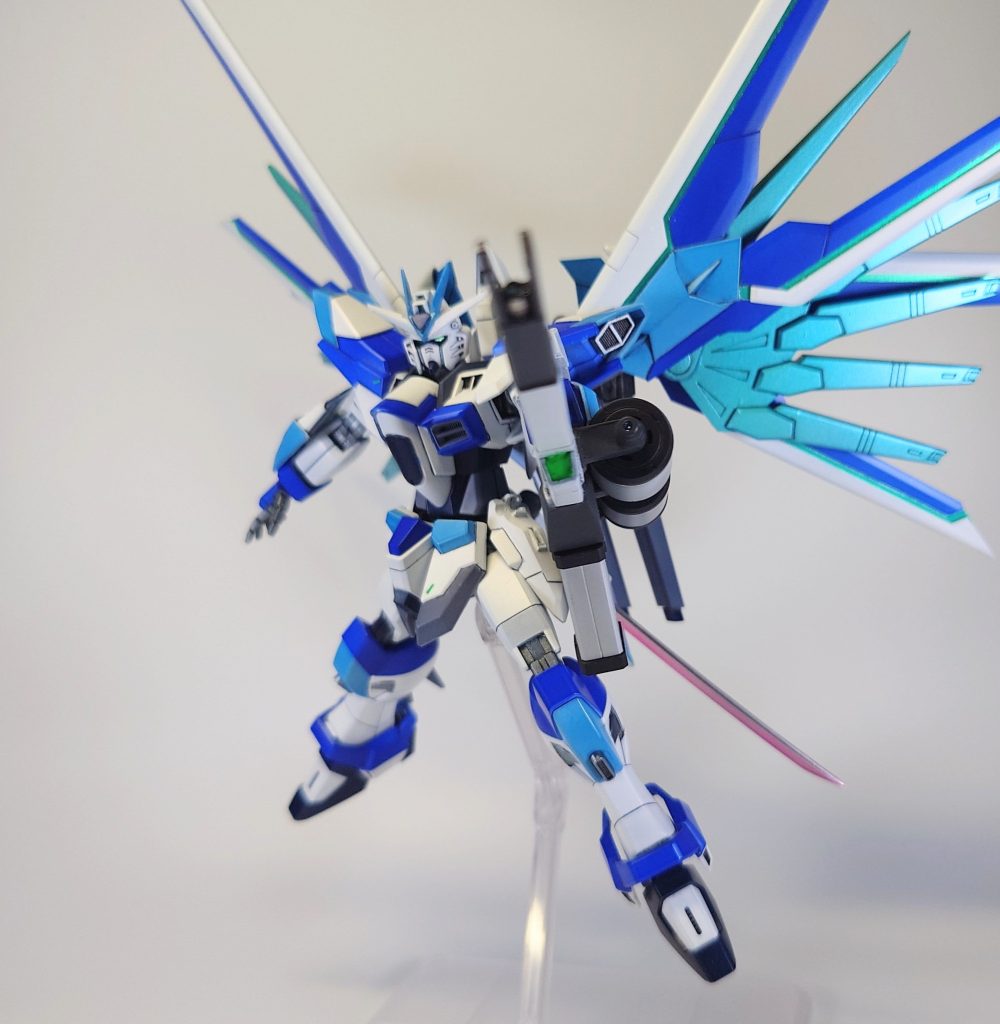 キャノン砲はHGキャリバーンのライフルをベースに30MMのエネルギー兵装から部品を拝借。ライフルとバッテリーの接続部分は良さそうなものがないのでプラ板でスクラッチ。ウイングのレールガン基部に3mm穴があるのでそこにアームをつけることで背負えるようにしています。ウイングの発行部分は白下地→ウルトラシルバー→クリア系塗料のなんちゃってキャンディ塗装。