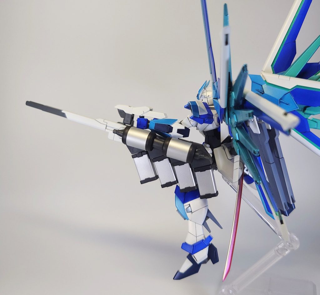 試験型収束重核子ビーム砲敵の防御を無視して完全に破壊しつつ爆発の被害を最小限に抑えるという非常に難度の高い技術の研究試験用に製造された大型砲。技術研究を目的とした事と、要求スペックを満たす為にMS一機分に相当するバッテリーを搭載した上で尚足りず、更に大容量のバッテリーパックを外付けした事で大型化している。本装備の技術研究をベースに出力の調整と大幅な小型化を行い、ディスラプターとしてストライクフリーダムに搭載される事となる。