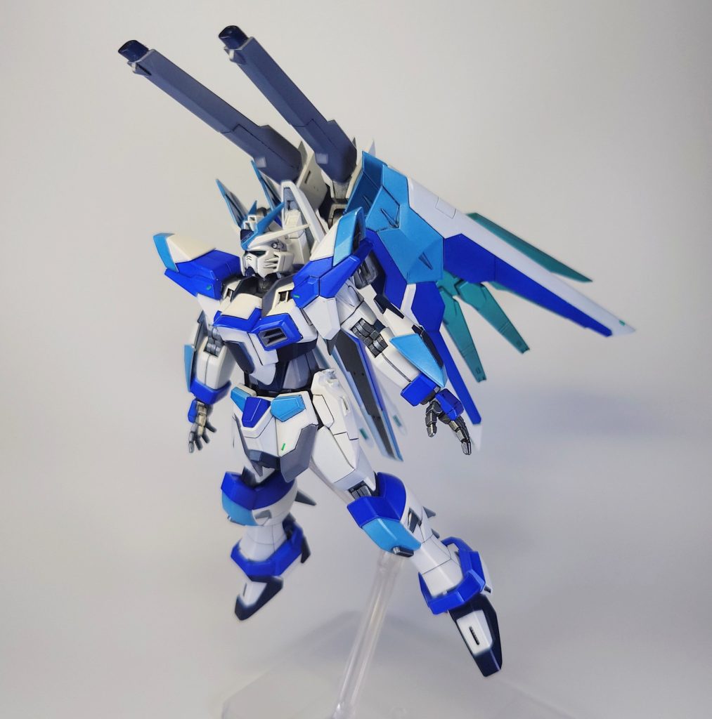 新型ウイングユニット・プロトタイプ「プロトディフェンダー」ビームなどの熱量兵器を無力化する特殊なナノ粒子を散布・制御する事で攻撃を無効化するという新しいコンセプトの兵装の試験用に製造され、その設計はそのままプラウドディフェンダーに流用される事となる。一方で本機では研究データの回収の確実性を高める為にVPS装甲を採用し、レールガンを装備するなど、単機での戦闘も想定した設計がされている。