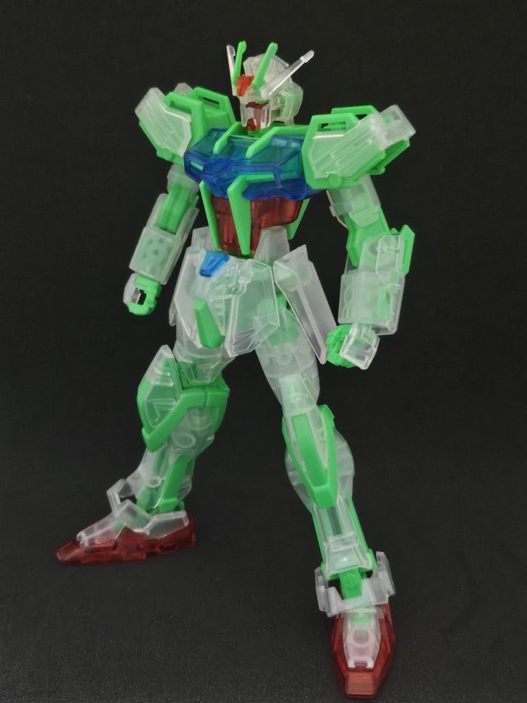 ライトを消すと肉眼では蓄光っぽく見えます。写真ではわかりずらいですね。