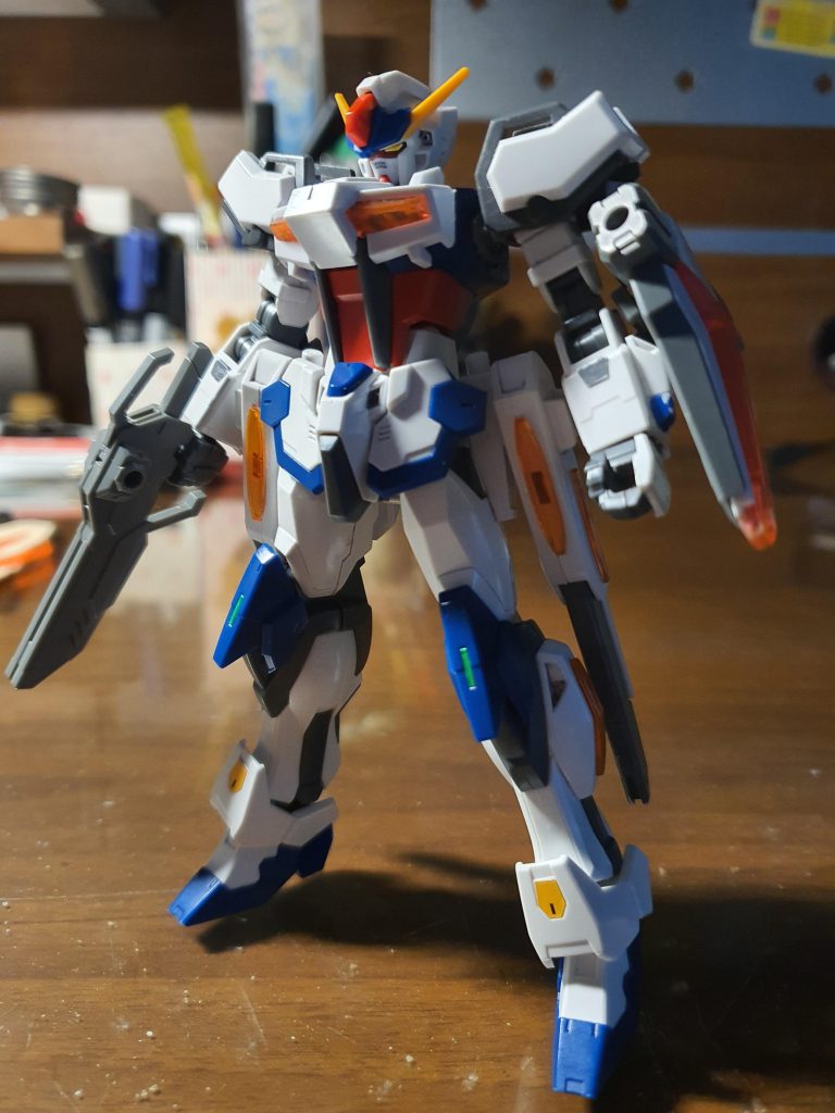 本体のストライク。トールストライクをベースに別のストライクたちのパーツを合わせたモノ。サイドスカートはスタービームキャノンの砲身に変えました。