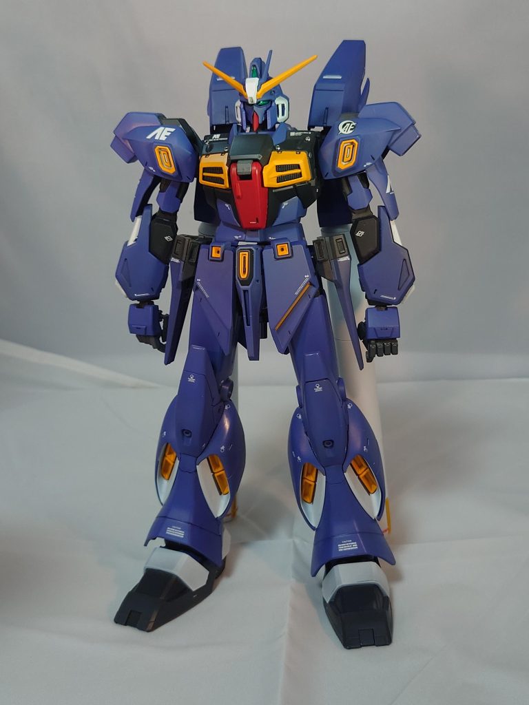 リガズィ・カスタム、Hi νガンダム、シナンジュ・スタインをミキシングして、全塗装の上、スミ入れ、デカール処理を施しています。