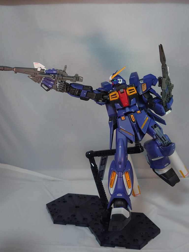 武装はダブルマグナムです。ブラックホールエンジンから出力した赤いビームが出るアレです。