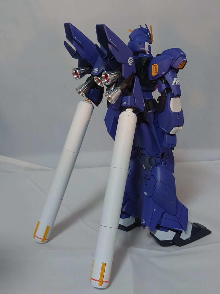 バーニアはメタルパーツを差し替えています。プロペラントタンクはシナンジュ・スタインのものではなく、あえてHi νのものを使用しています。