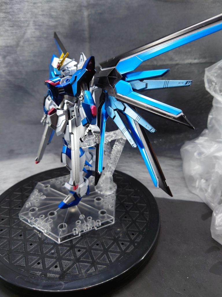 横からの写真です。バックパックの青はキャンディ塗装でやってみました。黒サフ下地にファインシルバーの後クリアブルーで塗っています。 