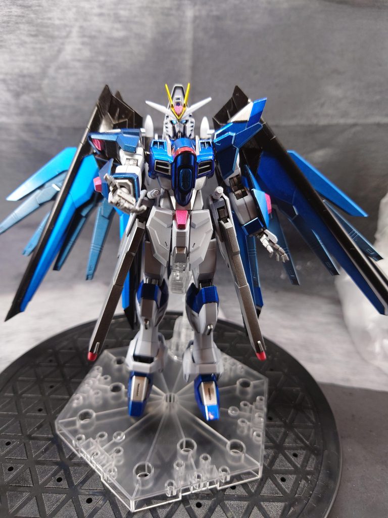 SEEDコンに間に合わなかった…orzそれでもっ!投稿したい世界があるんだっ!という感じで投稿してます。 ライジングフリーダムのバックパックの白部分はどうしようか悩んだ末、翼を開いた状態（粒子散布）で白ライン見えるようにしています。