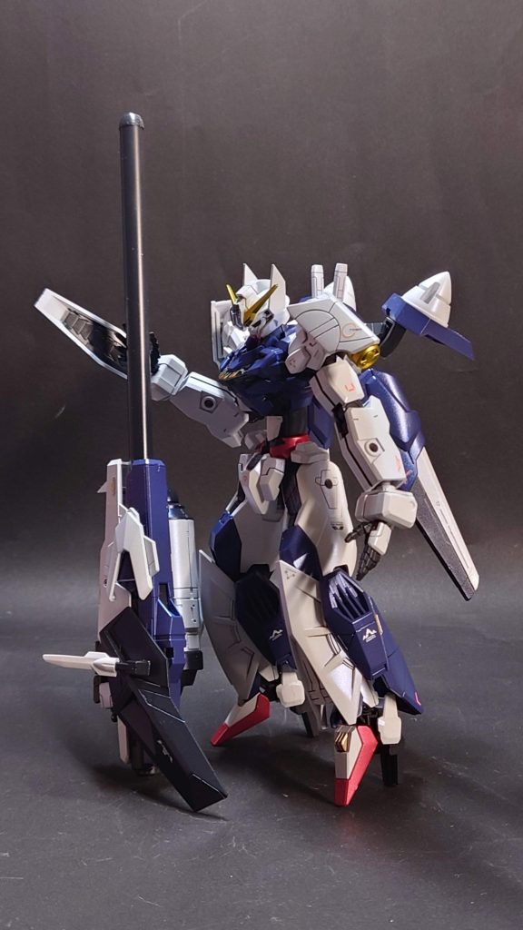 全体像武装は、ロングレンジGNキャノン、GNビームサーベル3本キャリバーンのバリアブルロッドライフルを廃したことで低下した推力を補うために、各部にバーニアを増設ツインドライブを搭載したのは、「GUNDーARMならオーライザーなくても安定すんじゃね」という妄想から