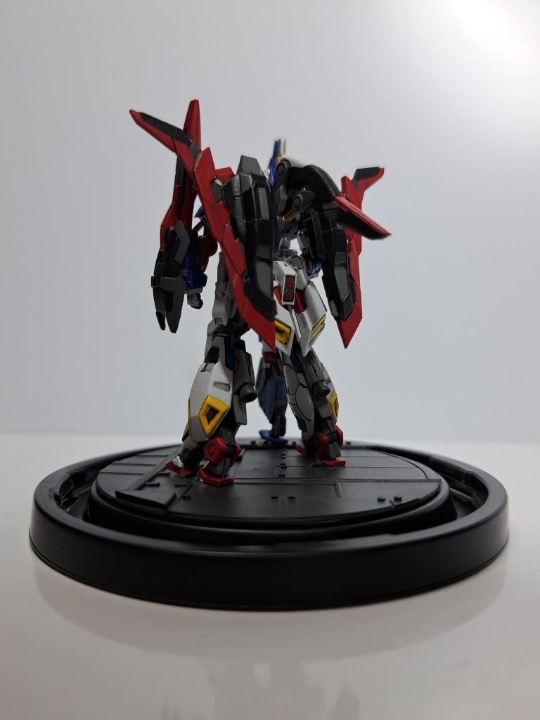 何が辛かったかといえば、ギチギチと音を立てながらABSのパーツたち(ラッカーで塗装、エナメルで墨入れ済)を組み立てることでした。水性塗料にしときゃよかった…と後悔。もしポキッといってたら、一緒に心も折れて封印するところでした。