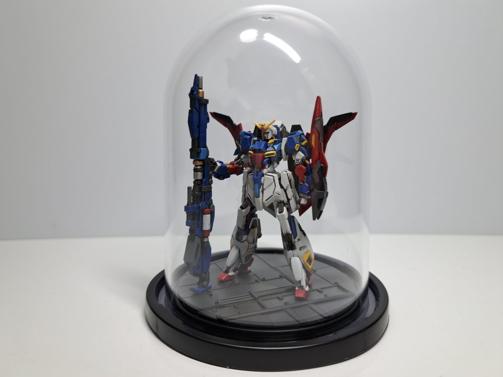 ベースにはセリアのディスプレイドームがジャストフィット。これでホコリを気にせずどこにでも置いとけます。(普段ジオラマばかり作ってるせいで、陳列ケースはどれも超過密なんです…)足元が寂しかったので、コロニーか何かの壁面っぽく、プラ材で簡単にアレンジしました。