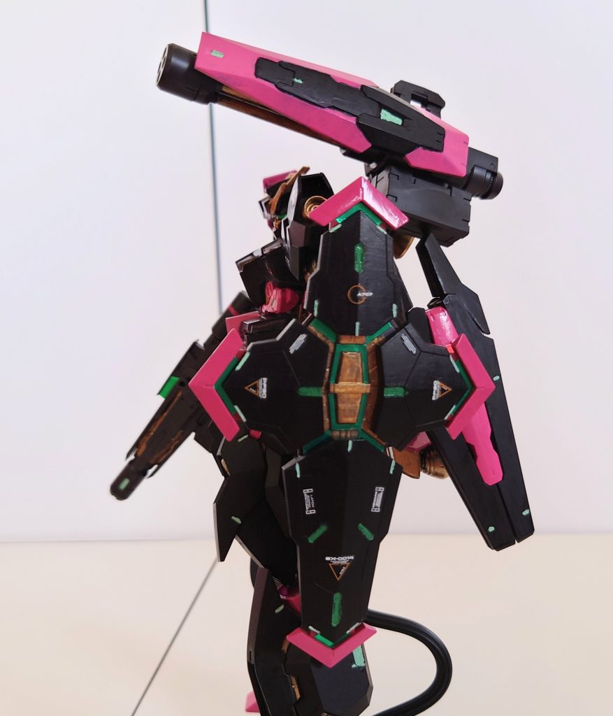 シールドもお気に入りなんですが、重くて保持出来ません裏にビームライフル付けちゃったからなんですけどね