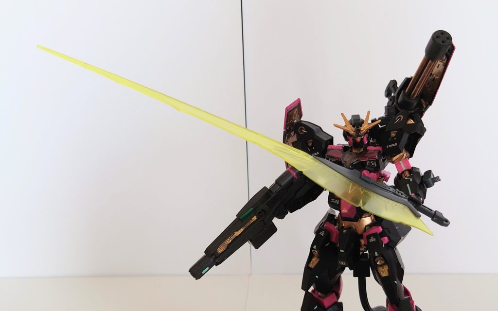 普通のビームサーベルだと小さいので、MGシナンジュのものを持たせましたデカさは強さ!