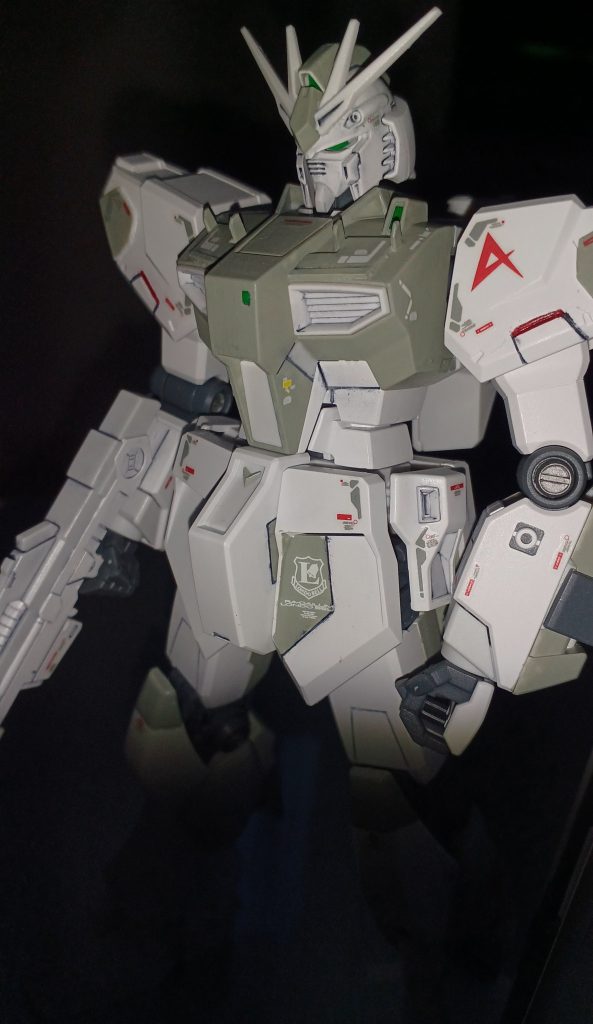 目や頭部のセンサー部分も水転写デカールを使用しています。