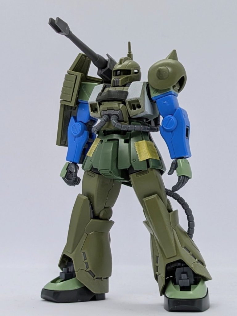 まずはF2ボディにザクキャノン胸を張り付けたところ。地味に幅が違うので貼り足したり削ったり。