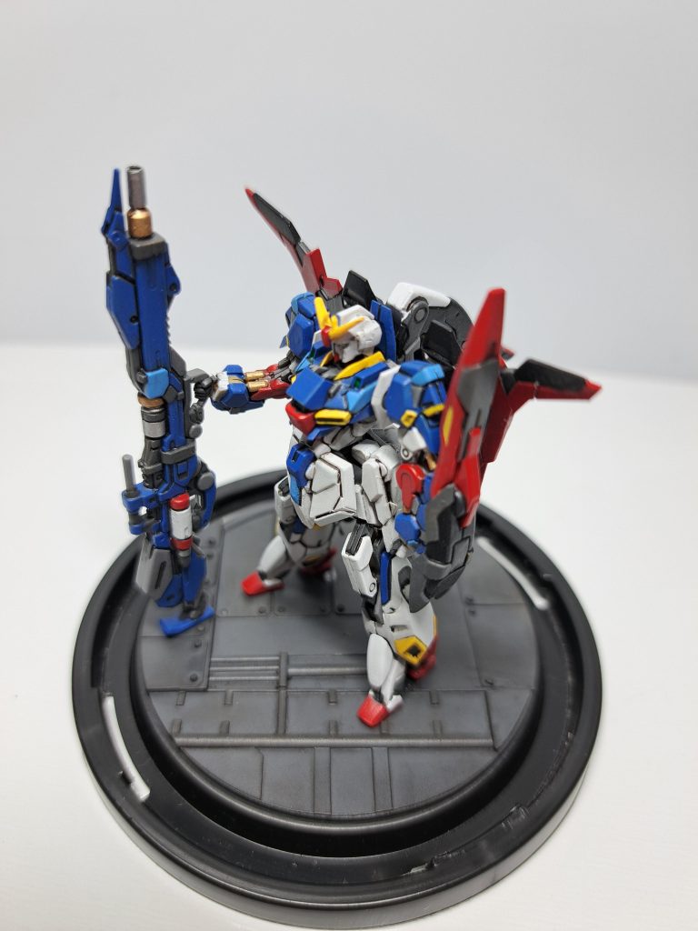 基本的に何も手は入れず、組んで塗っただけですが、胸のダクト下の青いフィン?は、個人的に「ゼータと言えばコレ」って感じに思い入れのあるパーツなので、キットのままだと箱形にアレンジされてるのですが、プラ板を差し込んで無理やりそれっぽくしてます。