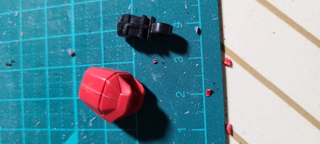 上腕は内部フレームを下からハメられるように削った。塗装後瞬間接着剤でガチガチに固める。