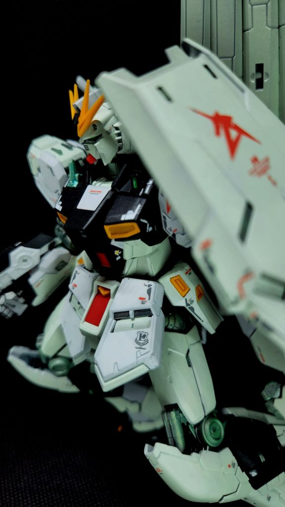 横からのシールド越しのアングル。ピンボケが惜しい(gundam-kao10)