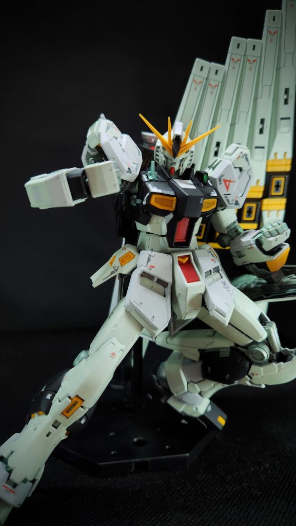 「逆襲のシャア」でサザビーを殴る時のイメージでのポージングです笑