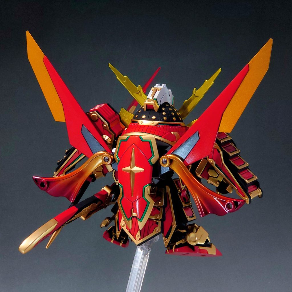 背中に盾を装備。元祖SDの盾はウイング状になるのでウイング含めてそのオマージュです。