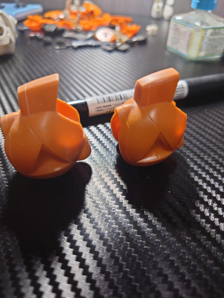 腕と足はバックリ合わせ目なので、後ハメ加工