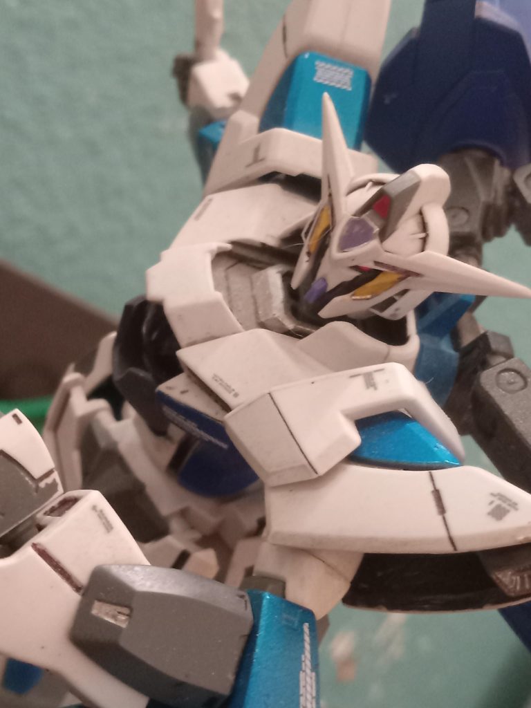 私の作品をご覧いただきありがとうございます。楽しんでいただけたなら幸いです。ガンプラは私が本当に楽しんでいる趣味です。自分のガンプラをカスタマイズするのが、私の一番の楽しみです。ハハ。また、ビルダー仲間と交流するのも楽しいです。時には地球の反対側にいるビルダー仲間と交流することもあります。ガンプラは、言語に関係なく、ビルダーが楽しめて理解できるものです。ガンプラ コミュニティは素晴らしいです