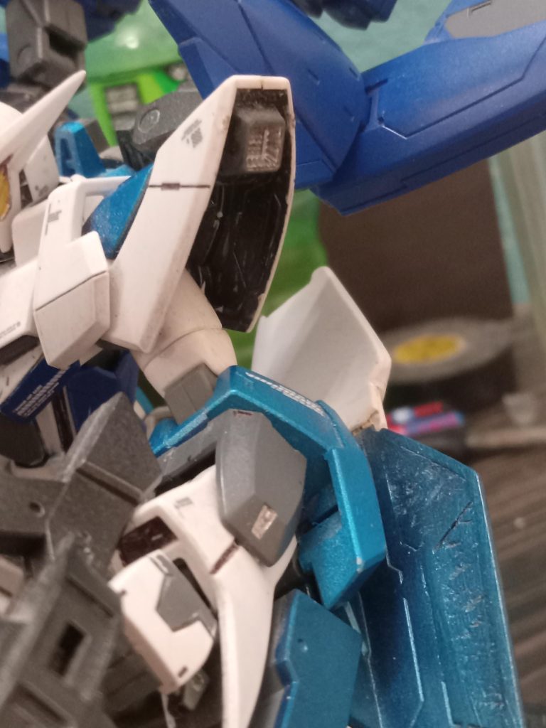 肩アーマーにスラスターを追加したので、機動性が向上したように見えます