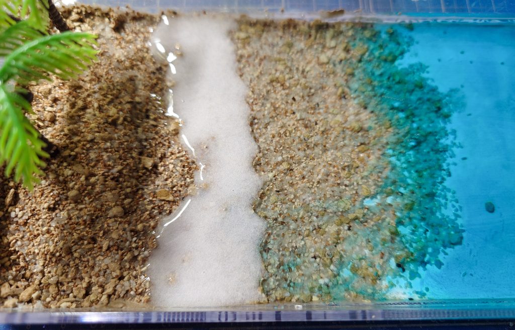 白に着色したUVレジンを塗ります。まだここでは硬化させません。