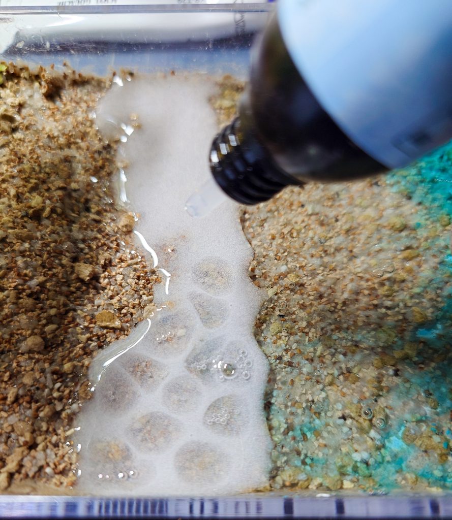 透明レジンをポタポタと一滴ずつ垂らしていきます。