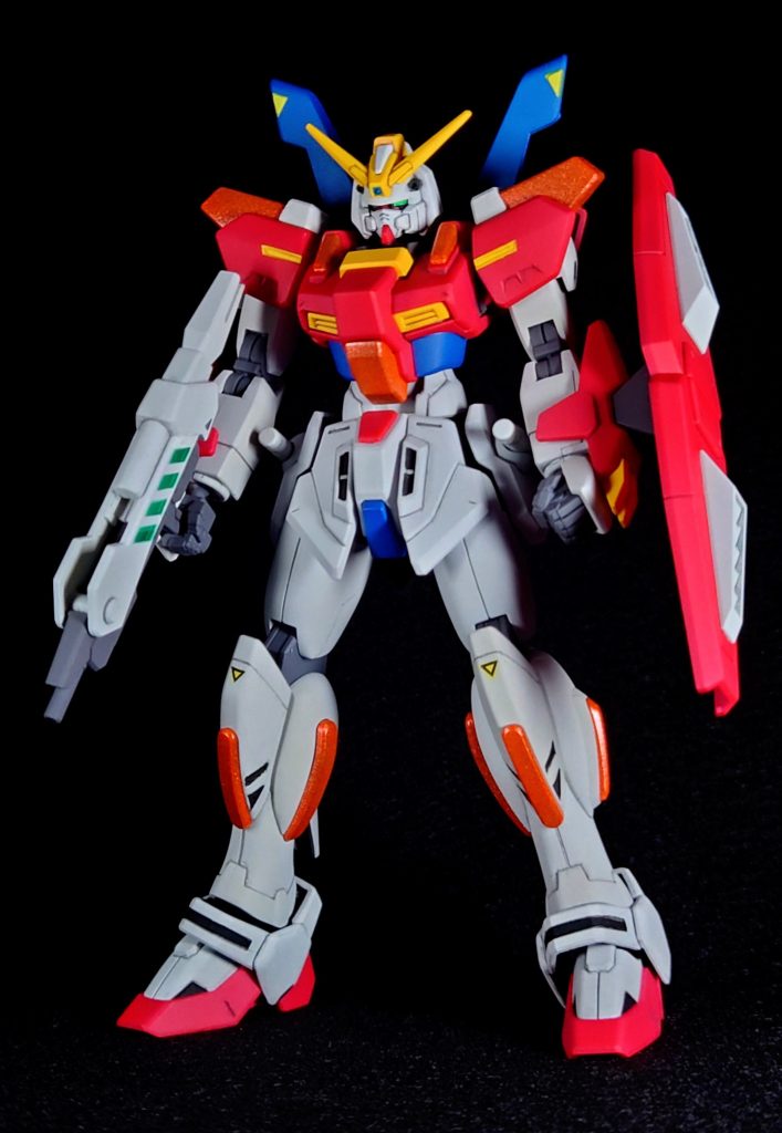 RGシステム発動状態という事でクリア部はガイアノーツの蛍光レッド+蛍光オレンジで塗装しています。センサー類用に同色のシールが付属していますがアニメや箱絵だと微妙に違ったので額は青のラピーテープ、ツインアイにはオーロラグリーンシールを重ね貼りしました。そんなに目立たないかなと思いましたが足の脛下とライフルの合わせ目は消しています。