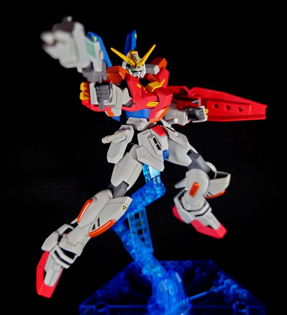 普段あまりビームライフルを持つタイプの機体を作っていないので構えに苦戦……どの構えでも言える事ですが格好いいポーズ取らせるのって難しいですよね。