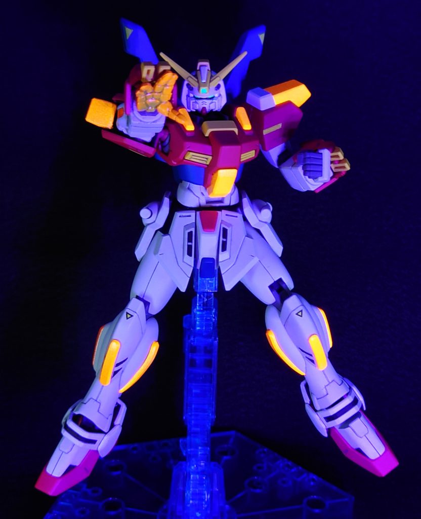 おまけのバーニング？フィンガーカップの蛍光塗料がわずかに残ったのでキャンディ塗装してあったゴッドフィンガーにも軽く吹き付けました。今回は蛍光塗料初挑戦でしたが各部が光るのはやはり良いですね。白背景照明強めで撮影すれば全体の色味をあまり落とさずブラックライトで光らせることも出来るのかな？と今考え中です。正規品が中々買えないのとアニメ的な見た目が好きなのであまりやらないのですが、水転写デカールでのディティールアップも今後機会を見て試していきたいと思っています。最後までご閲覧ありがとうございました！