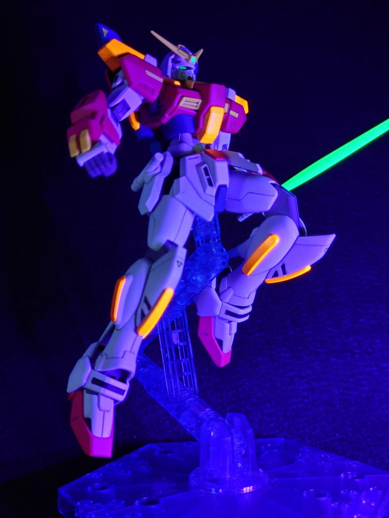 セイ「RGシステム…！」レイジ「発動！！」GMの逆襲でセイとの一騎打ち時にレイジが発動させた時のイメージ。光らせてみると丁度いい感じのオレンジになったかなと思っています。分かりにくいですが額のセンサーは蛍光ブルーグリーン、ツインカメラは蛍光グリーンで塗っています。