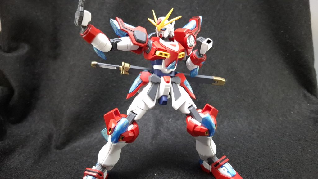 今回製作したのは「ガンダムビルドファイターズトライ」最終回、及びアイランドウォーズの主役機、カミキ・セカイの「俺が考え、俺が作った、俺だけのオリジナルガンプラ!」ことカミキバーニングガンダムです。放送当時はどうかと感じましたが、今となってみると彼じゃなければ許されないデザインはこれぞオリジナルガンプラだなと思います。