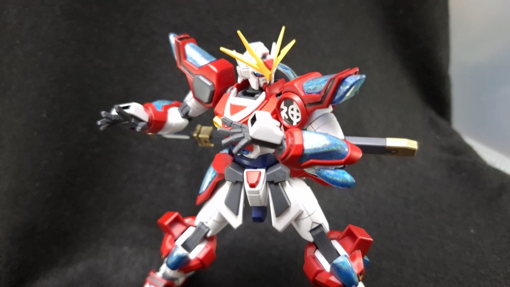 武者修行中の若侍といった佇まいのこの機体、パーツ数は少なくコーションデカールを貼る意義も見い出し難いのでストレートな格好良さが似合います。サザビーレッドの発色の良さは想像以上でしたし、発売時はなかったティターンズブルー2のスプレーやガンダムマーカー光の翼ホロブルーにも助けられ、これまでで一番「そのまま」な感じに作れたのではないかと思います。以下、アクションポーズ!
