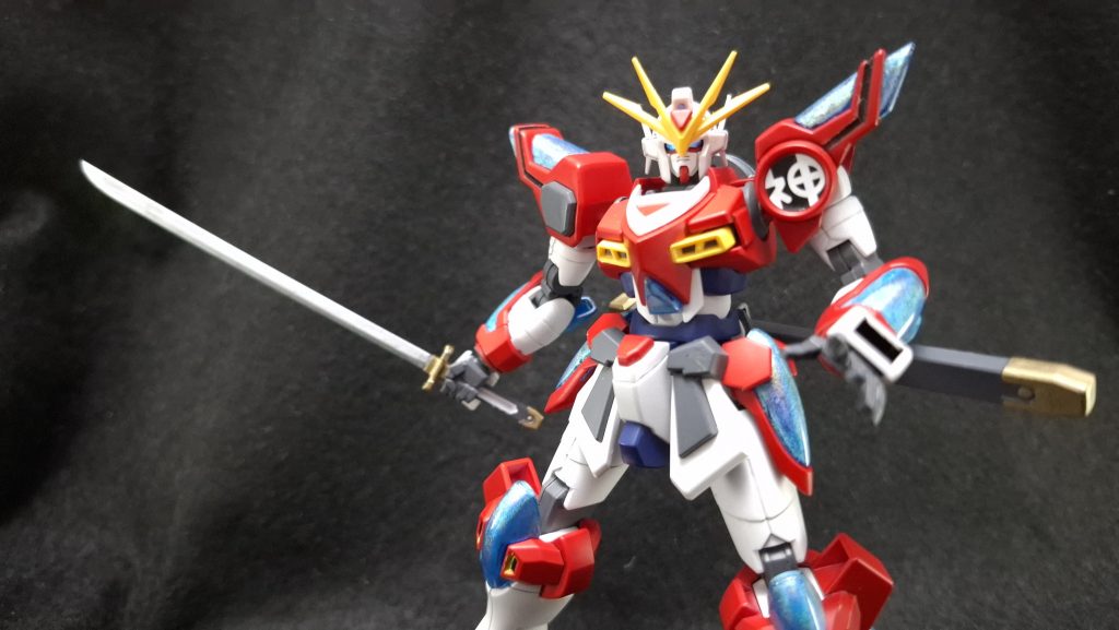 今回のコンセプトは「赤」。ピンクサフとサザビーレッドの組み合わせが映えると聞き、手持ちのキットの中からならこの燃える機体が一番だろうと選びました。ミキシング用に太刀のパーツ目当てで数年前買った古参の積みプラです。最近はパワーアップ機である神バーニングガンダムが発売されているので逆にレアかもしれませんね。