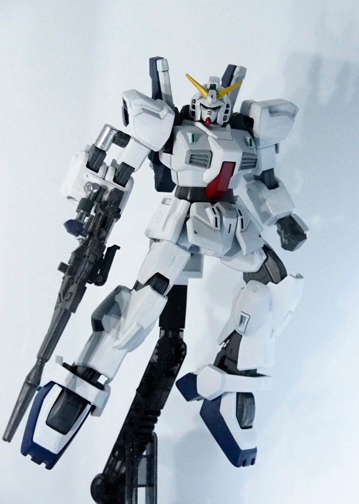 お馴染みのポーズ!右腕はmkⅡの腕を2本くっ付けて、廃材で作ったショックアブソーバーを追加。プラ板で接続パーツも作りディテールアップしました。