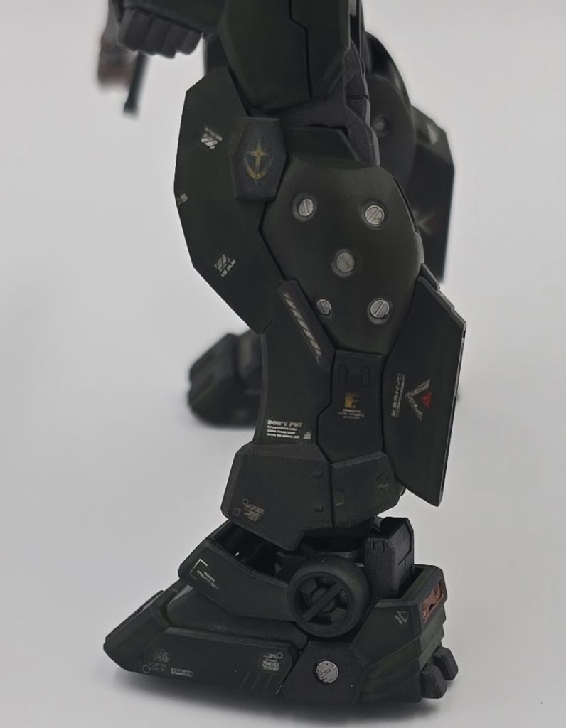 スパルタンの肘や太ももにある凹みにはメタルパーツを埋め込んでリアル感+情報量UP他にも足部分や顔の耳部分にも使用してリアル感を上げました(気づいたかな?)(gundam-kao10)