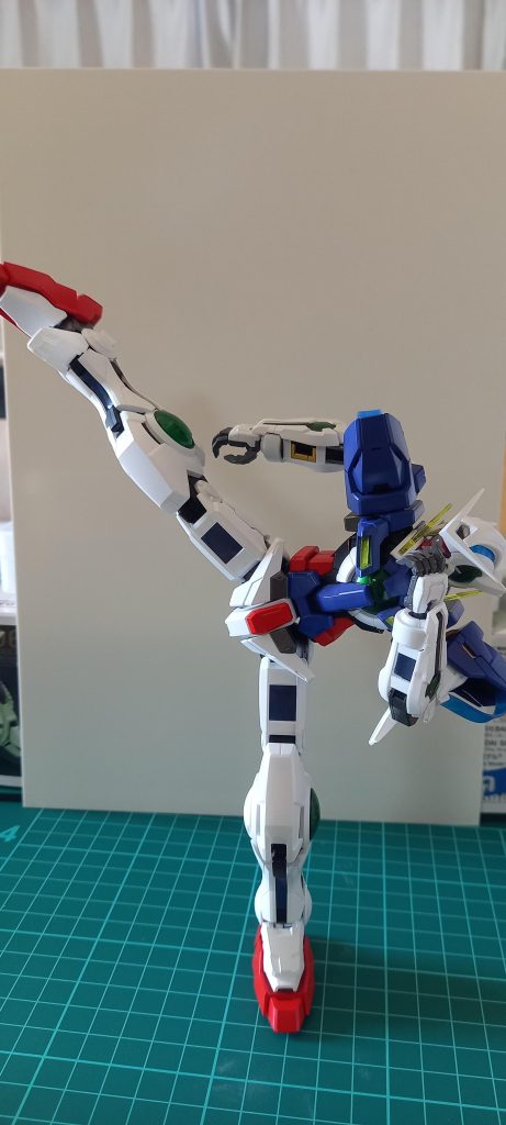 話しは戻りますが可動域はすごいですね～いいキットだと思います！もう１つ新品で通常カラーがほしい！  ガンプラが店頭に沢山ならんで好きな時に、好きなキットが手に入る様になればいいのになぁ～ありがとうございました！