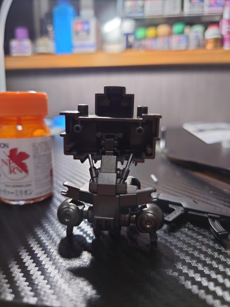 ほとんど見えないけど、胴回りのシリンダーのパーツを真鍮製に置き換え😀