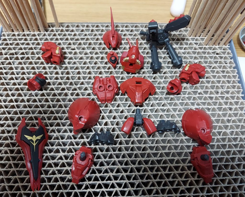 盾も黒と赤い部分外れたんで比較的楽だった…けど盾の裏面は先にエアブラシで全面黒でプシューすればよかった…細い部分多くてペンじゃ厳しいとこ多かった…次回以降があれば気を付けよっと