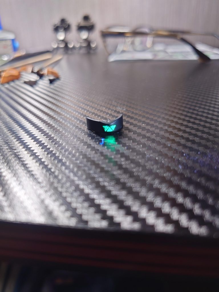 プラバンでグリーンに光る三角形を作りました😀