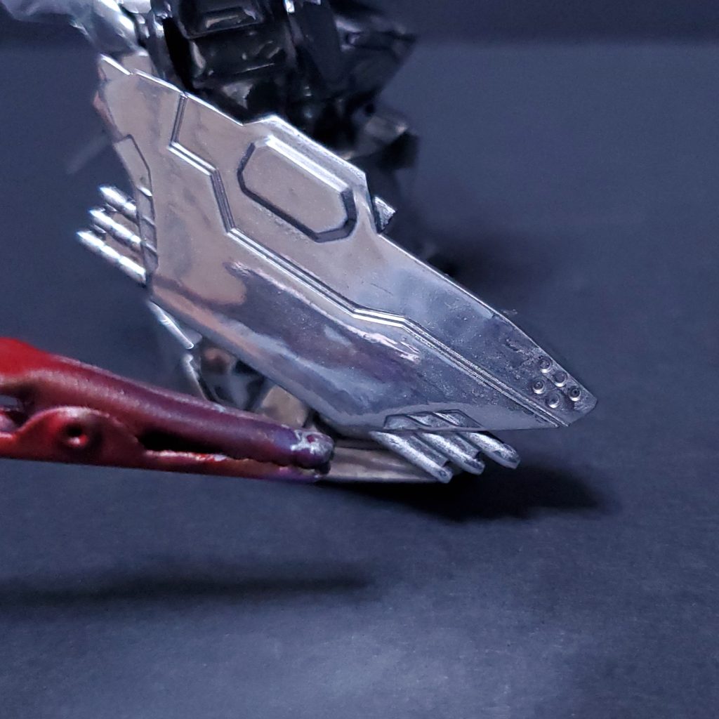 ペン先だけで塗装しましたが、ある程度写り込むくらいにはミラー性があります。