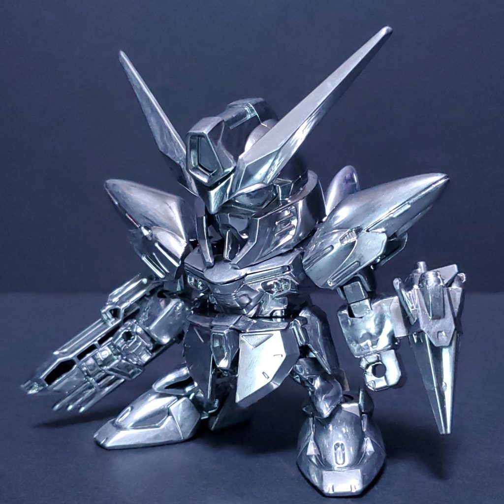 ミラージュコロイドというとクリアパーツなイメージですが、メッキでやるとどんな感じかなと思い、ガンダムマーカーメッキシルバーの試し塗りもかねて塗装してみました。どちらかというと発動してすぐか解除中みたいな感じに。
